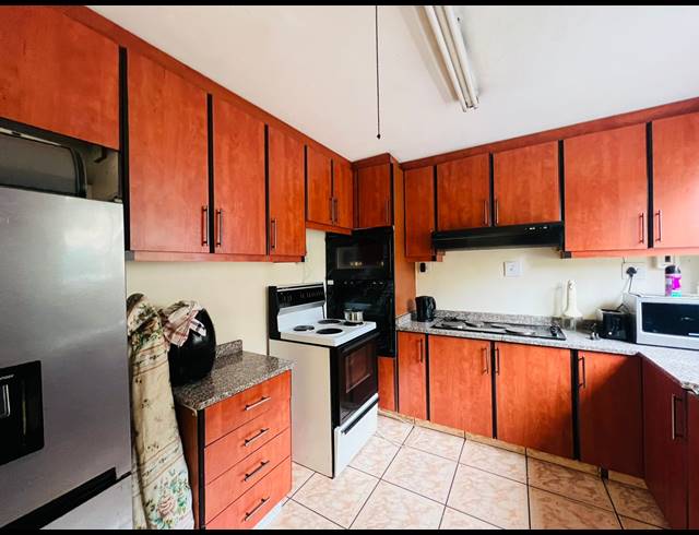 3 BEDROOM SEMI DETACHED FOR SALE IN NEWLANDS EAST